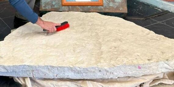 Bilim insanlarının ağızlarını açık bırakan keşif: Okulda 200 milyon yıllık dinozor izleri bulundu!