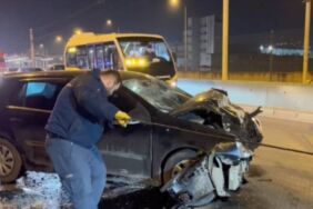 Otomobil, halk otobüsüne çarptı Çok sayıda yaralı