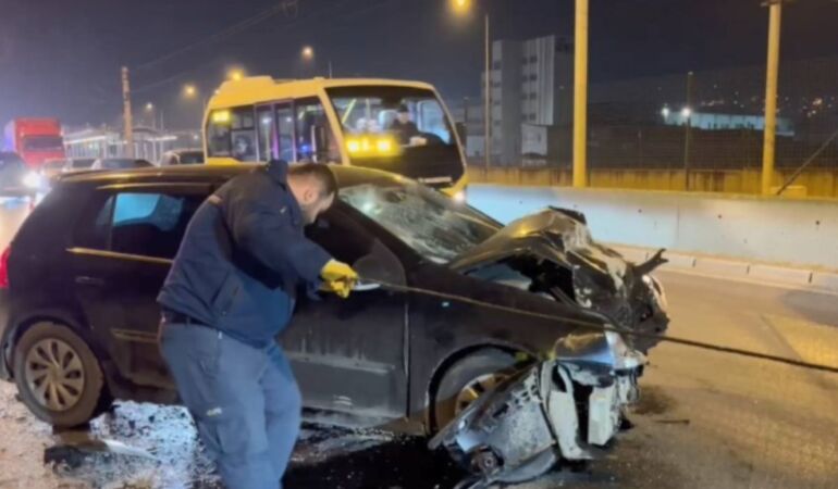 Otomobil, halk otobüsüne çarptı Çok sayıda yaralı