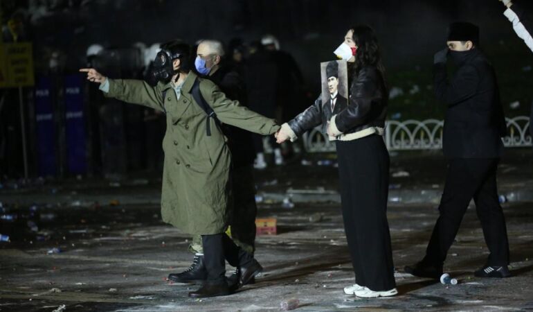 Protestolara katılan üniversite öğrencilerine şafak baskını!