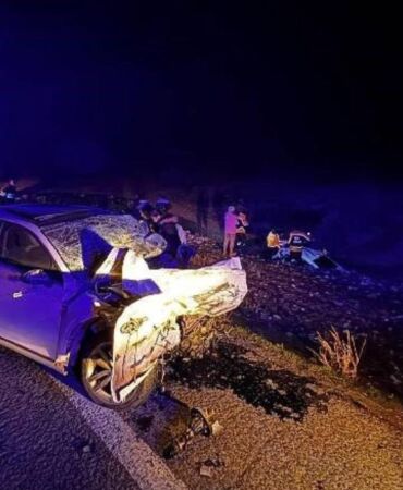 Şanlıurfa'da iki otomobil birbirine girdi Ölüler var