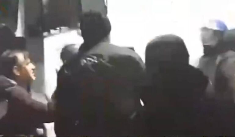 Sokak ortasında biber gazı kavgası