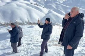 Telefonla konuşmak için 1 kilometre yol yürüyorlar