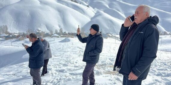 Telefonla konuşmak için 1 kilometre yol yürüyorlar