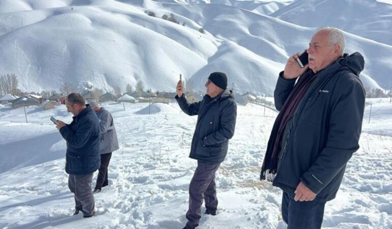 Telefonla konuşmak için 1 kilometre yol yürüyorlar