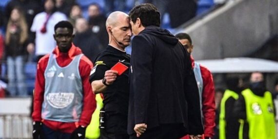 Kırmızı kart sonrası hakemin üzerine yürüdü: Ünlü teknik direktöre tarihi ceza gelecek!