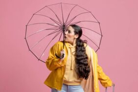 şemsiye taşıyan kız