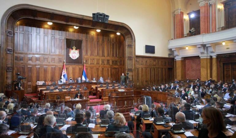 Milletvekilleri parlamentoya sis bombası attı!