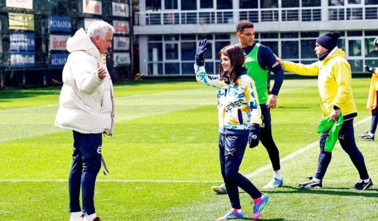 Aziz Yıldırım'ın kızı Yaz, Fenerbahçe antrenmanı ziyaret etti1