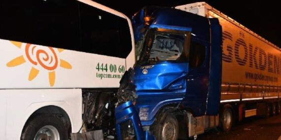 Bilecik’te TIR, tur otobüsüne çarptı: Çok sayıda yaralı!