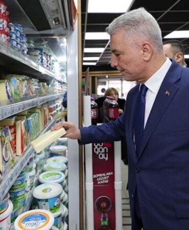 Boykota karşı alışverişe çıkan Ticaret Bakanı Bolat'a, CHP'den 'dezenfektan'lı yanıt