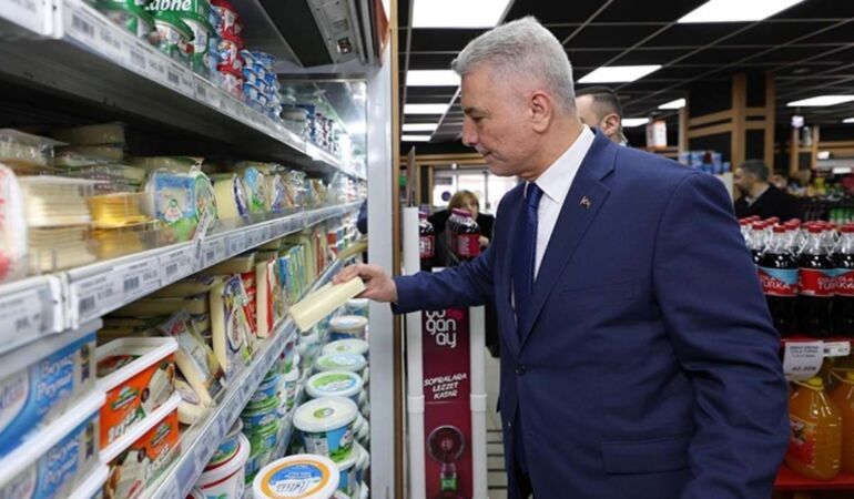 Boykota karşı alışverişe çıkan Ticaret Bakanı Bolat'a, CHP'den 'dezenfektan'lı yanıt