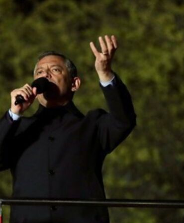 CHP Şişli’de halkla buluştu Özgür Özel’den Erdoğan’a rest 'Haddini bil!'
