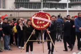 CHP'den Taksim'de bir ilk Parti çelengi üzerinde dikkat çeken yazı