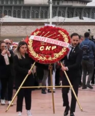 CHP'den Taksim'de bir ilk Parti çelengi üzerinde dikkat çeken yazı