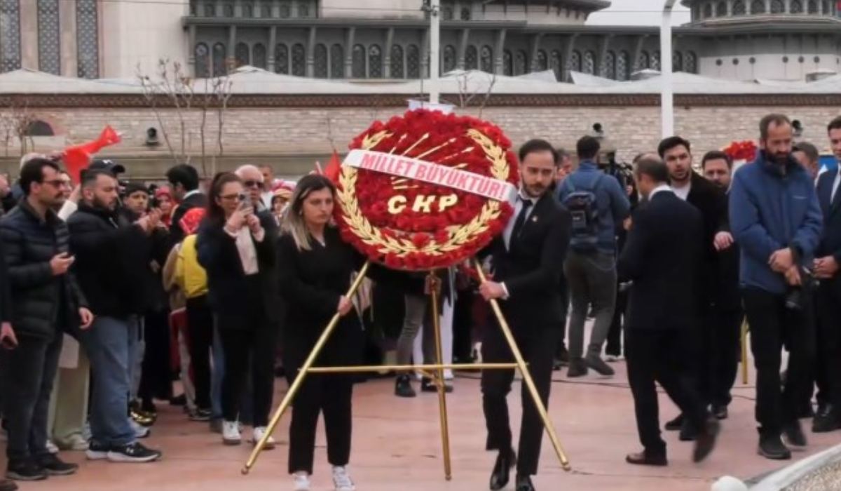 CHP'den Taksim'de bir ilk Parti çelengi üzerinde dikkat çeken yazı