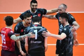 Efeler Ligi'nde şampiyon belli oldu Ziraat Bankkart kupayı kaldırdı