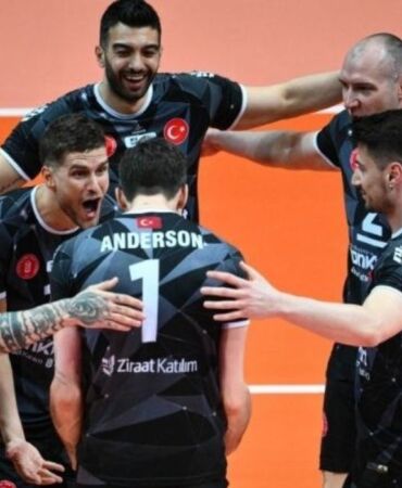 Efeler Ligi'nde şampiyon belli oldu Ziraat Bankkart kupayı kaldırdı