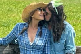 Elizabeth Hurley ile Billy Ray Cyrus aşkını sosyal medyadan ilan etti!