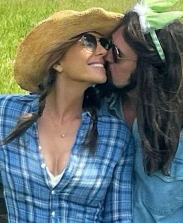 Elizabeth Hurley ile Billy Ray Cyrus aşkını sosyal medyadan ilan etti!
