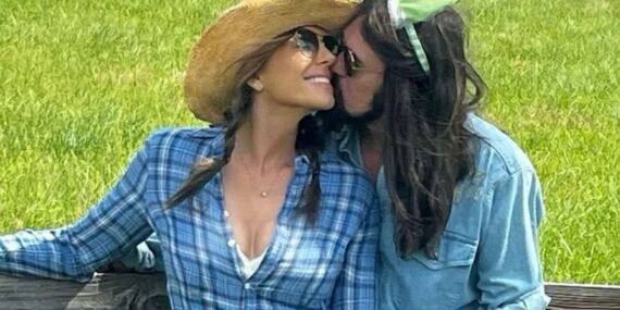 Elizabeth Hurley ile Billy Ray Cyrus aşkını sosyal medyadan ilan etti!