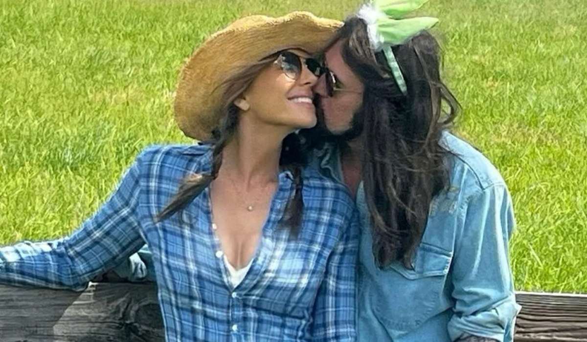 Elizabeth Hurley ile Billy Ray Cyrus aşkını sosyal medyadan ilan etti!