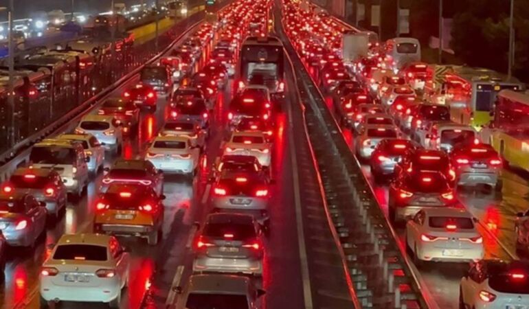 İstanbul dikkat! D-100 Karayolu'nun Ankara yönü 12 saat kapalı olacak