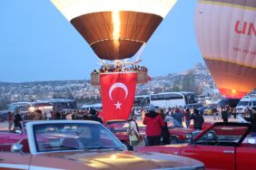 Kapadokya'da Türk bayrakları gökyüzünde dalgalandı...