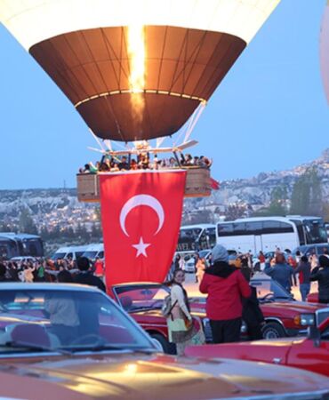 Kapadokya'da Türk bayrakları gökyüzünde dalgalandı...