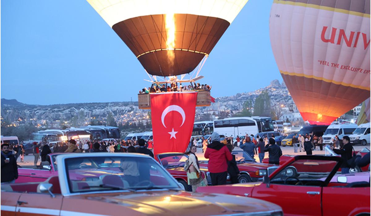 Kapadokya'da Türk bayrakları gökyüzünde dalgalandı...
