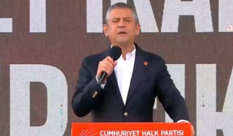 Özgür Özel Mersin'de on binlere seslendi 'Halk uyandı, iktidara yürüyor!'