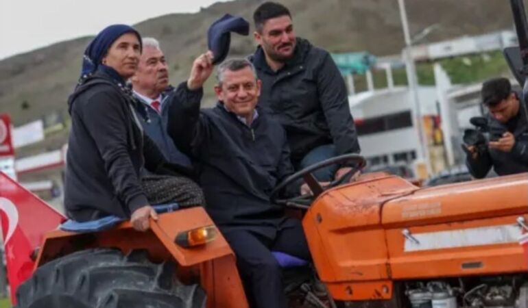 Özgür Özel'den traktörlü Yozgat mitingine özel anlamlı kapak fotoğrafı