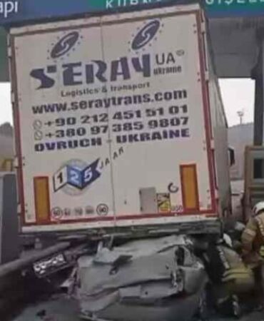 Pendik'te otomobil TIR'ın altında girdi