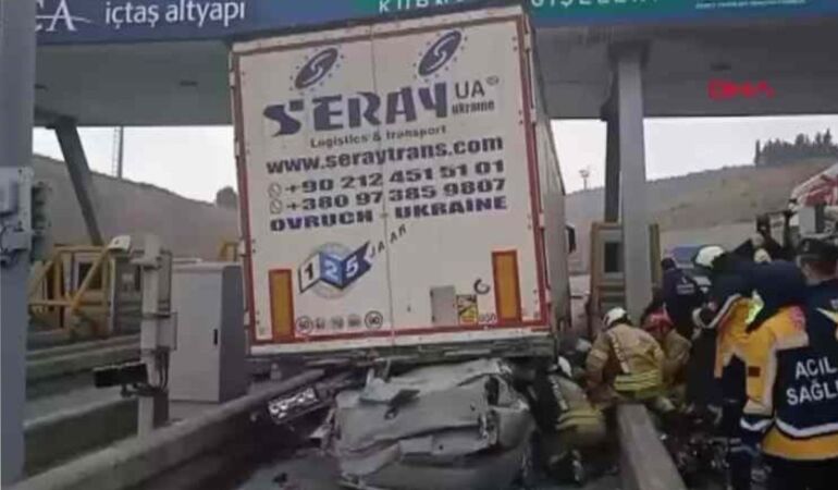 Pendik'te otomobil TIR'ın altında girdi