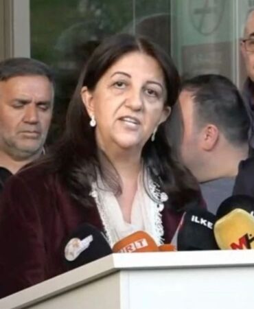 Pervin Buldan, Sırrı Süreyya Önder'in kaldığı hastane önünde Abdullah Öcalan'ın mesajını okudu