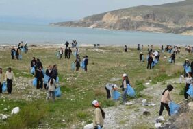 Van Gölü sahilinden 3 kamyon dolusu çöp çıktı!
