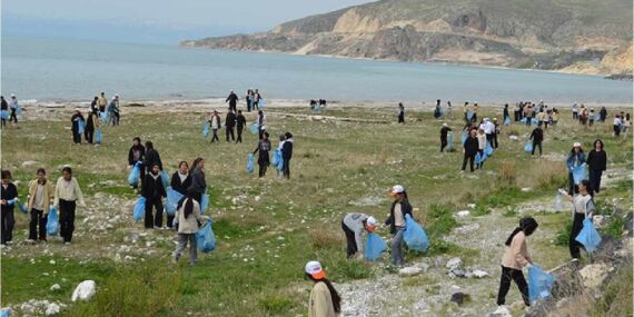 Van Gölü sahilinden 3 kamyon dolusu çöp çıktı!