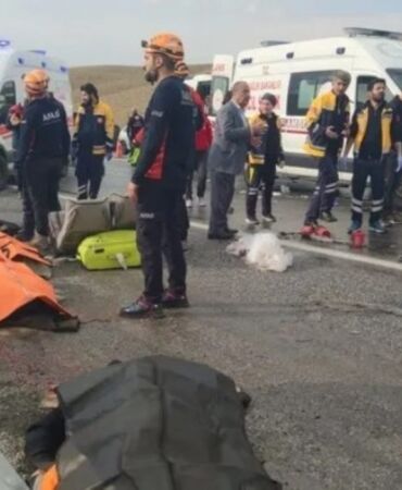 Van'da feci kaza! Yolcu minibüsüyle kamyonet çarpıştı Çok sayıda ölü ve yaralı