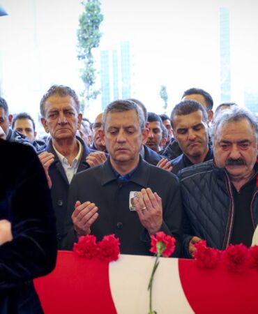 Volkan Konak son yolculuğuna uğurlandı CHP lideri Özgür Özel 'Birbirimize artık daha çok ihtiyacımız var'