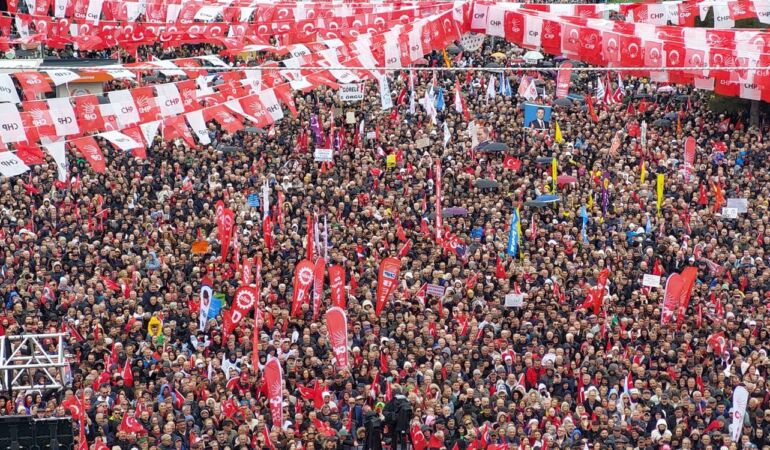 CHP’ye şimdi de afiş engeli!