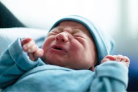 ağlayan yeni doğan bebek