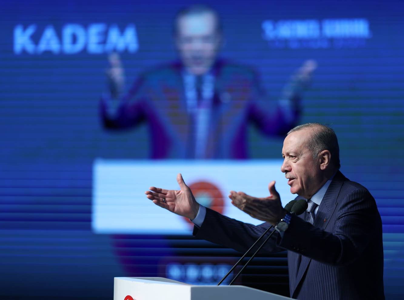 CUMHURBAŞKANI ERDOĞAN'DAN UYARI: "NÜFUSUMUZDAKİ AZALIŞ SORUNU ÜLKEMİZ İÇİN SAVAŞTAN DAHA ÖNEMLİ BİR TEHDİT" "TÜRKİYE YÜZYILI'NI KADINLARLA İNŞA EDECEĞİZ" "KADIN DÜŞMANI ZİHNİYET AK PARTİ İKTİDARI İLE TARİHE KARIŞTI" CUMHURBAŞKANI ERDOĞAN, KADEM 5. OLAĞAN GENEL KURULUNA KATILDI