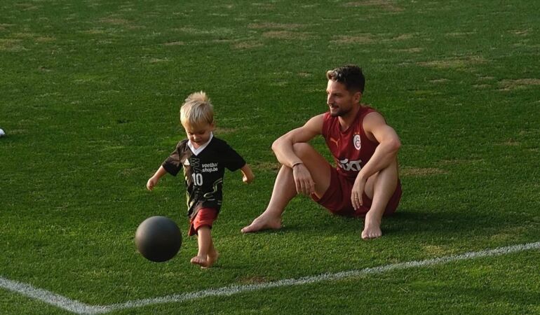 Galatasaraylı yıldız Mertens’ten yeni çocuğu hakkında sürpriz karar: Türkçe isim koyacak!