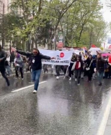 1 Mayıs kutlamalarına coşkulu katılım Oyuncular sendikası miting alanına koşarak girdi!