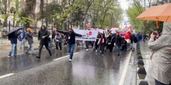 1 Mayıs kutlamalarına coşkulu katılım: Oyuncular sendikası miting alanına koşarak girdi!