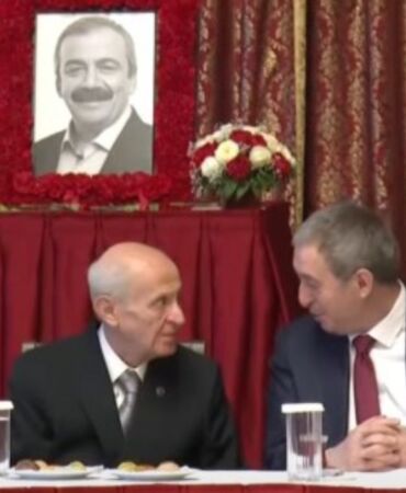 99 gün sonra Meclis'te! Devlet Bahçeli'den Sırrı Süreyya Önder'in fotoğrafını sevdi