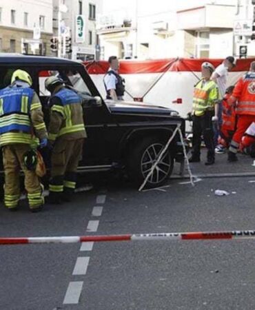 Almanya’da araç kalabalığa daldı 3'ü ağır 8 yaralı!