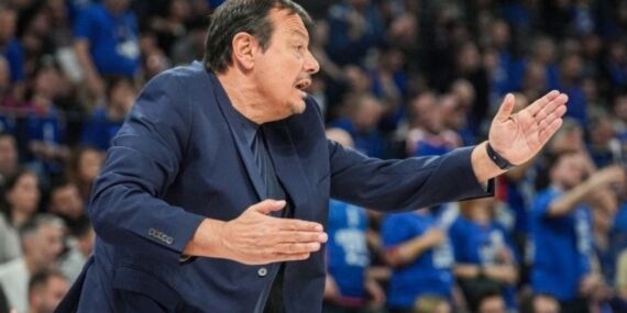 Anadolu Efes tribünleri ile Ergin Ataman arasında gerginlik: Salon karıştı!