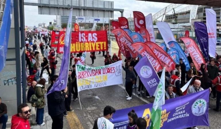 Ankara'da 1 Mayısı kutlayan yurttaşlar Tandoğan'a yürüyor