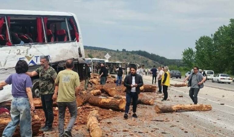 Çanakkale'de korkunç kaza! 6 kişi hayatını kaybetti, çok sayıda kişi yaralı